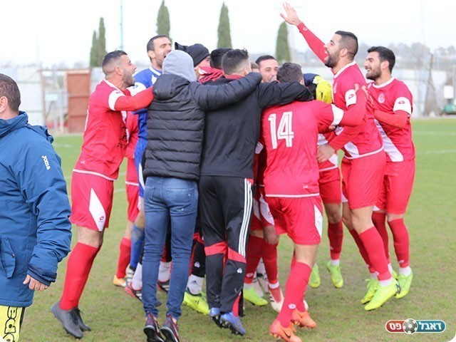 שחקני מגדל העמק חוגגים בסיום (קובי פורטל)